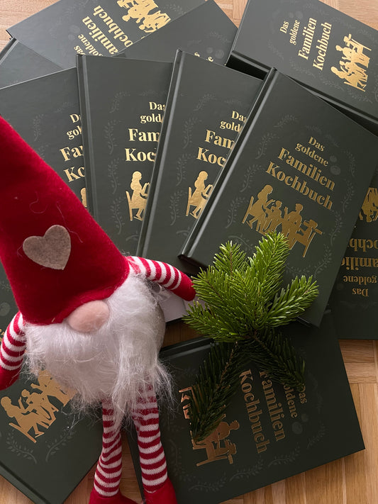 „Das goldene Familienkochbuch als Geschenkidee zu Weihnachten – hochwertiges Familienrezeptbuch mit Personalisierung.“